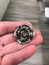 Load image into Gallery viewer, METALIZED PLASTIC ROSE LINK
