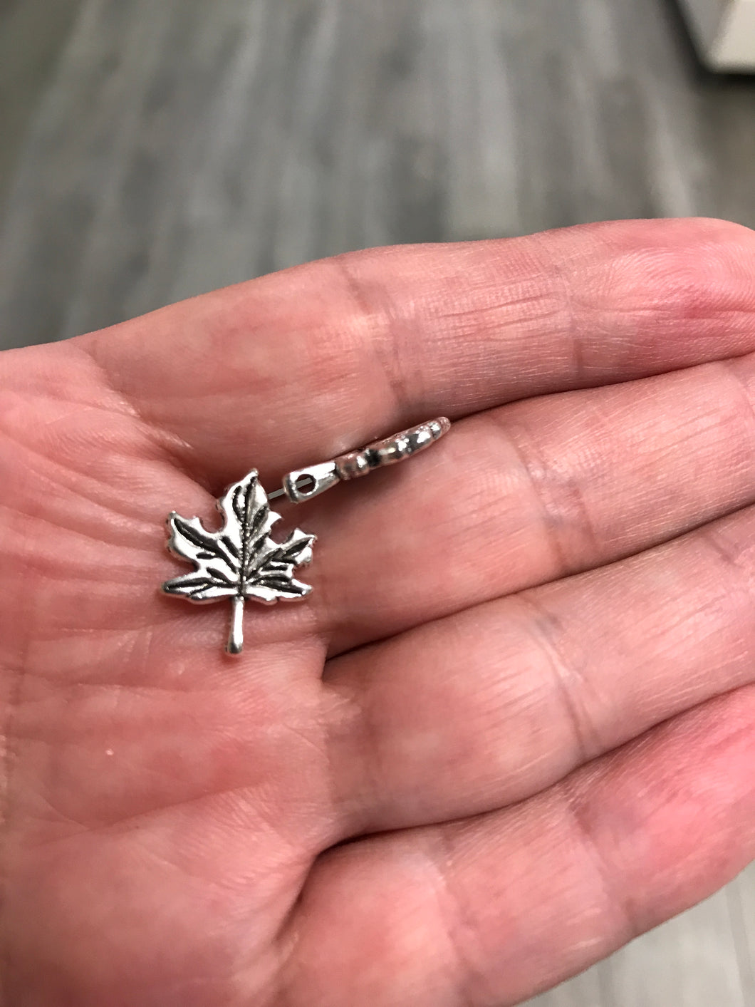 CHARM MAPLE LEAF